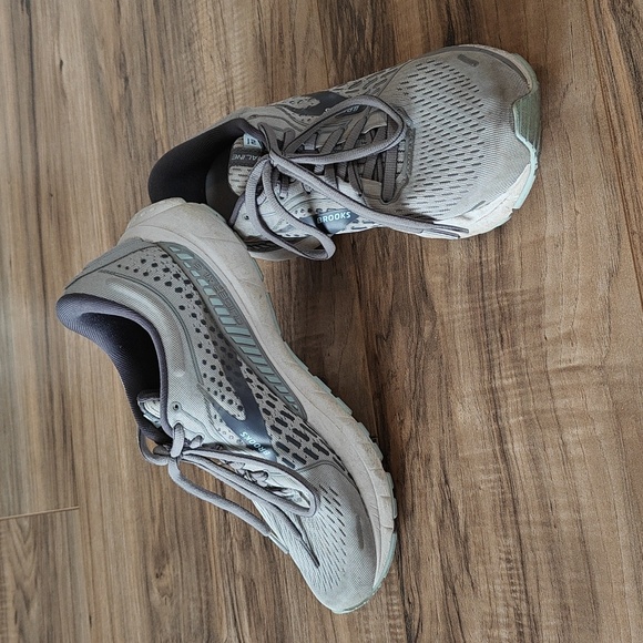 Brooks Shoes - EUC Brooks Adrenaline 21 running shoes